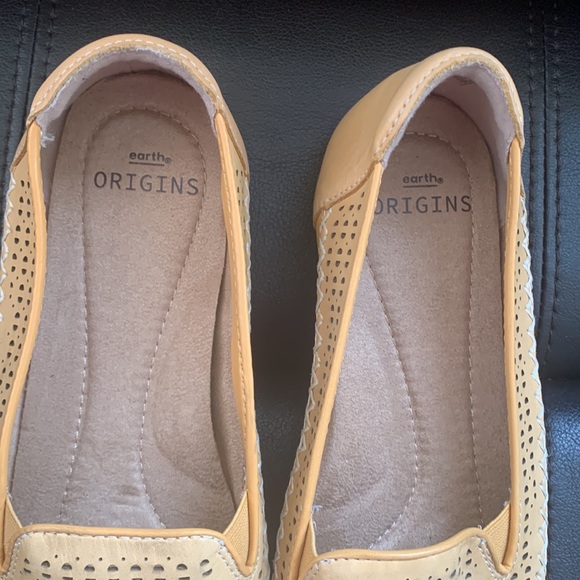 Earth Origins comfy slip ons. Yellow/mustard - Picture 3 of 3
